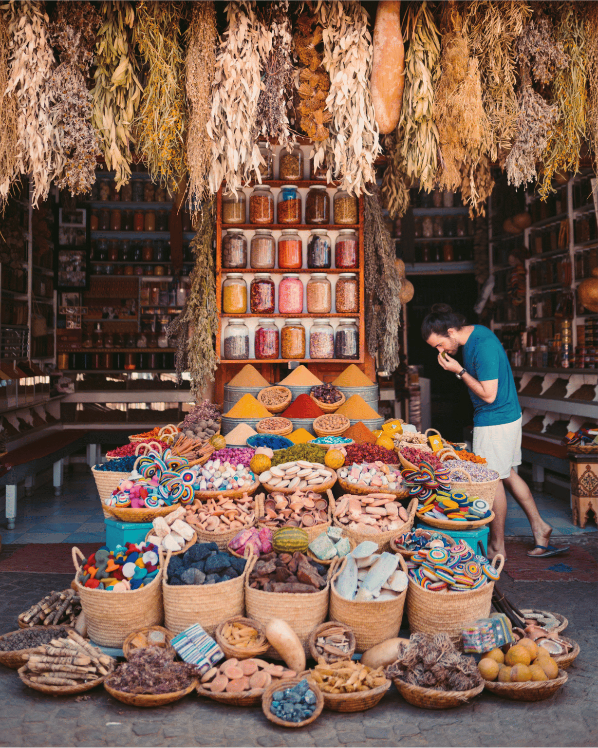 personne explore un souk animé à Marrakech